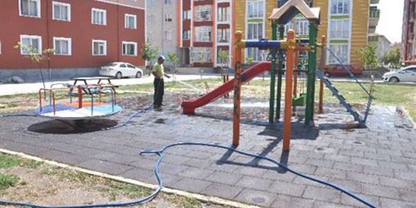 Sıcak havada çay bahçeleri boş kaldı