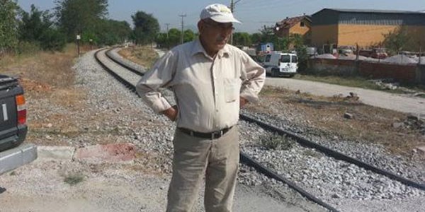 Tren kamyonete çarptı, mahalleli tepki gösterdi