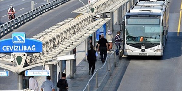 Şüpeli paket Metrobüs seferlerini durdurdu