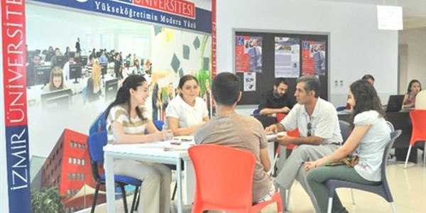 İzmir Üniversitesi'nden kayıtta konfor