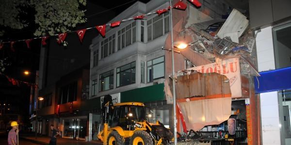 3 katlı lokanta çöktü