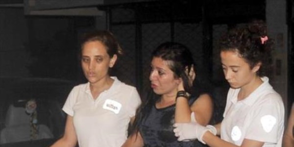 Gece yarısı eşini dövüp otomobilden attı
