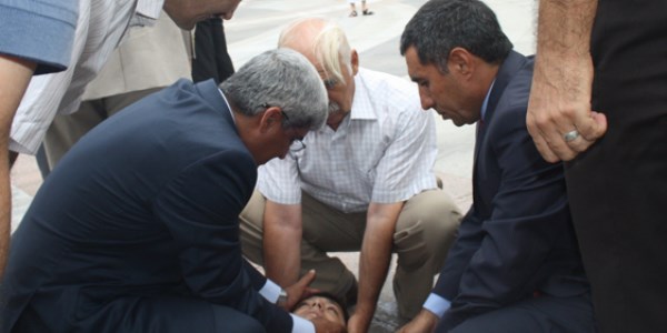 Bayılan öğrenciye ilk müdahale CHP'Lİ vekilden