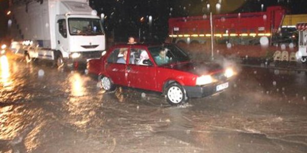 Zonguldak'ın Ereğli İlçesi'nde etkili olan yağmur nedeniyle cadde ve sokaklar göle döndü
