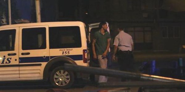 Eşini dönmeye ikna edemeyince kızını rehin aldı
