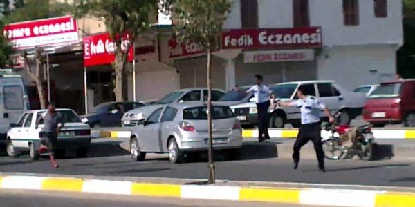Polis bıçaklı saldırganı ayağından vurdu