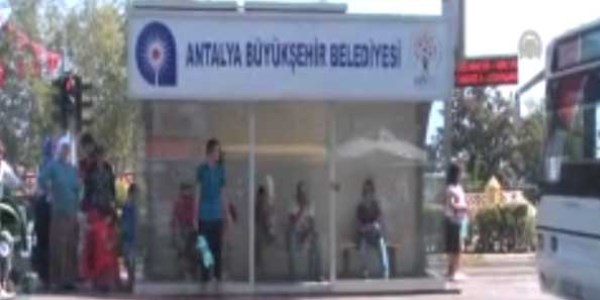 Klimalı duraklarda otobüs bekliyorlar