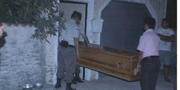 Ölen sahibinin başından ayrılmadı