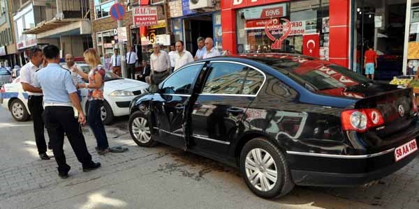 Sürücü kursu otomobili kaymakamın makam aracına çarptı
