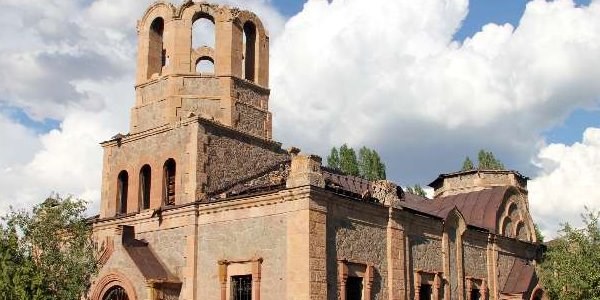 Kilise çatısında büyüyen ağaç görenleri şaşırtıyor