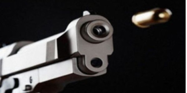 Cinnet geçiren şahıs eşine ve iki çocuğuna kurşun yağdırdı