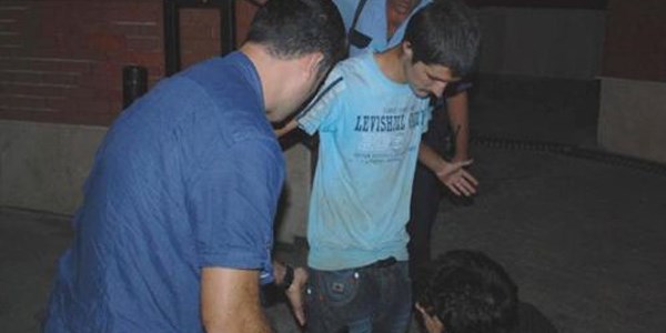 Tokat atan babasını sırtından bıçakladı