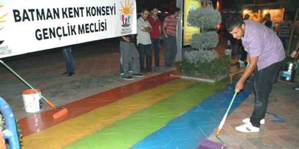 Batman'da yaya caddesini gökkuşağı renklerine boyadılar