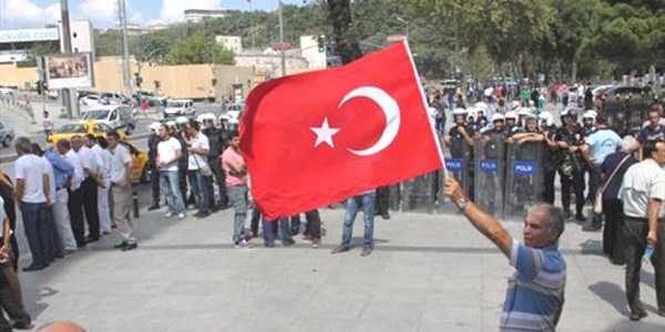 Dolmabah�e'de 'bar�� zinciri' gerginli�i