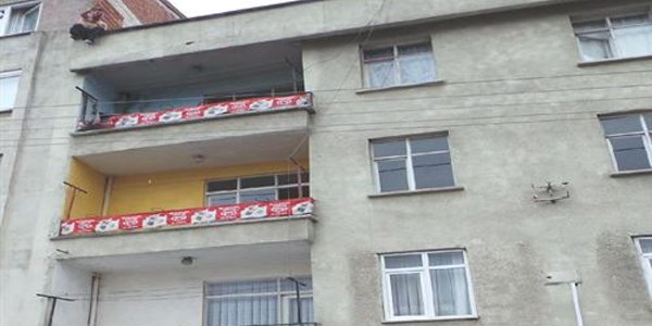 Otomobili ba�lan�nca �at�ya ��kt�, seyredenler 'atla' diye ba��rd�