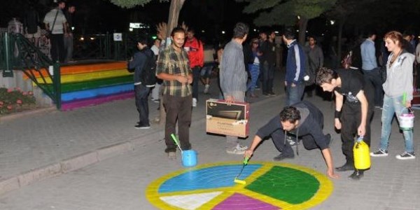 Porsuk köprüleri gökkuşağı rengine boyandı