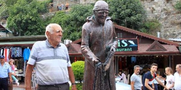 Yaşarken heykeli dikildi