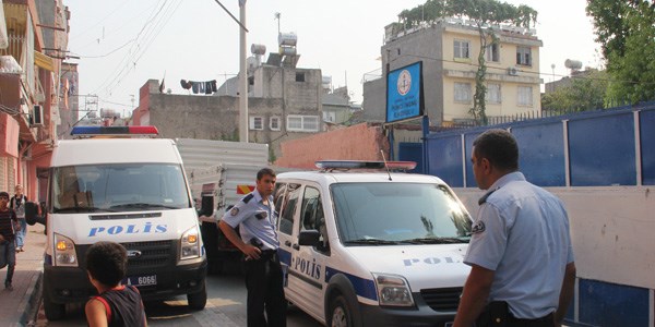 İlkokul bahçesinde tabanca bulundu