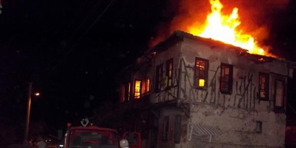 Müze yapılmak istenen tarihi konak alev alev yandı