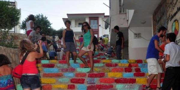 Datça'da da merdivenler boyandı