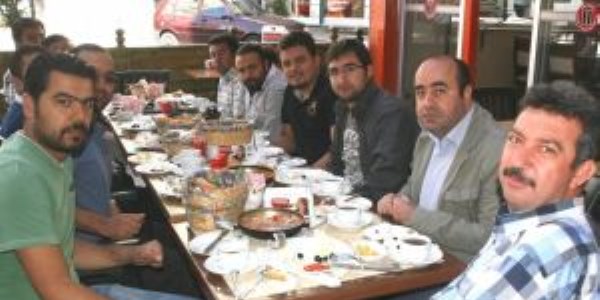 Yozgat'ta görev yapan gazeteciler kahvaltıda bir araya geldi