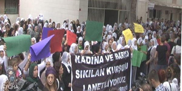 Cenazesi kadınların omzunda taşındı