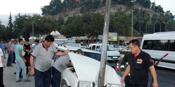 Otomobil elektrik direğine çarptı: 2 yaralı