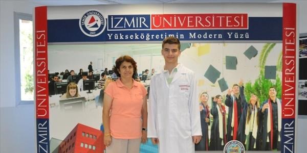 �zmir �niversiteli olman�n mutlulu�unu ya�ad�lar