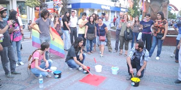 Öğrencilerin boyadığı caddeyi belediye temizledi