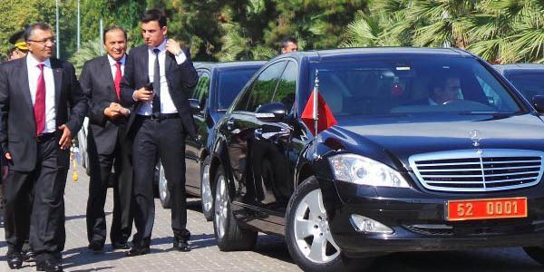 Vali sigara içen korumaları değiştirdi