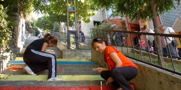 Zonguldak'ta kadnlar 2 merdiveni gkkua renklerine boyad
