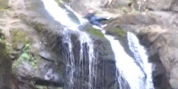 Fotoğrafçı şelaleden böyle düştü!