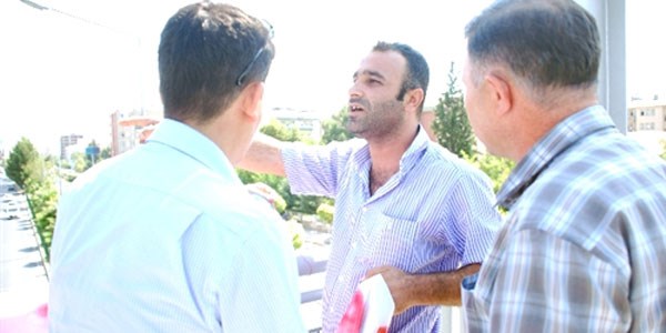 Bir �ah�s �st ge�ite, 'nafaka vermem adalet istiyoruz' pankart� ast�