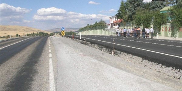 Yozgat'ta bölünmüş yol fabrikalara girişi engelledi