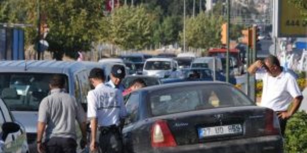 Emniyet kemeri takan otomobil sürücüsü kazayı yara almadan atlattı