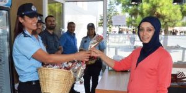 Düzce Zabıtasından esnaflara çiçek