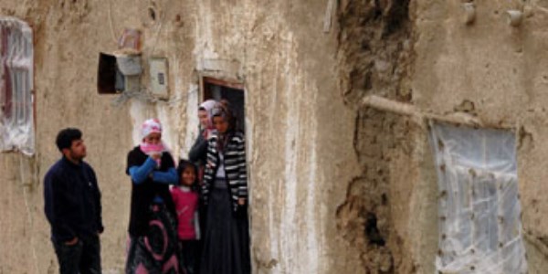 Yıkılmak üzere olan evde hayat mücadelesi veriyorlar