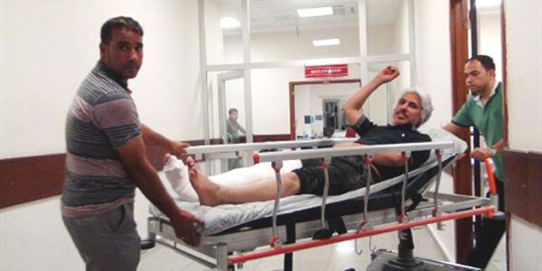 Yerel gazeteciyi tekme tokat dövdüler