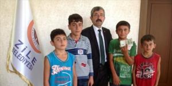 Çocuklar yolda buldukları parayı başkana teslim etti