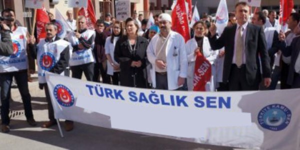 Sa�l�k �al��anlar�ndan darp eylemi