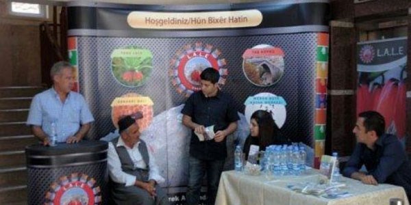 Polisten öğrencilere Kürtçe karşılama
