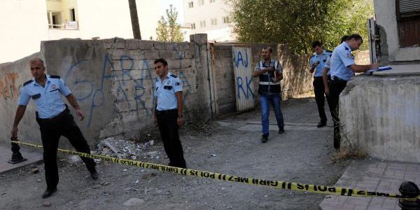 Polis memuru kazara kendini vurdu