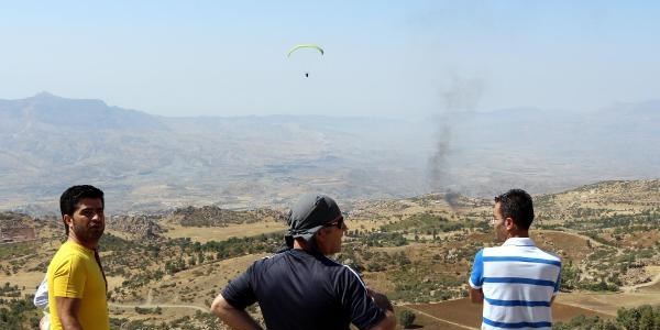 Şırnak semalarında bu kez yamaç paraşütleri uçtu