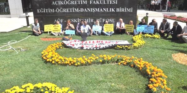 AÖF öğrencilerinden bütünleme sınavı için eylem