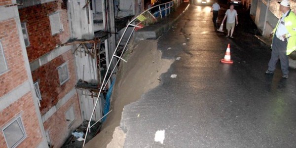Aşırı yağış heyelana neden oldu