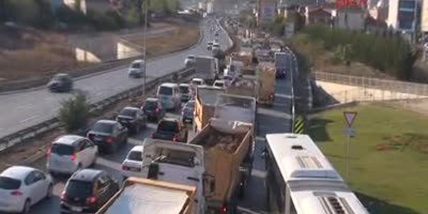 Kamyoncular Şile Yolu'nu trafiğe kapattı