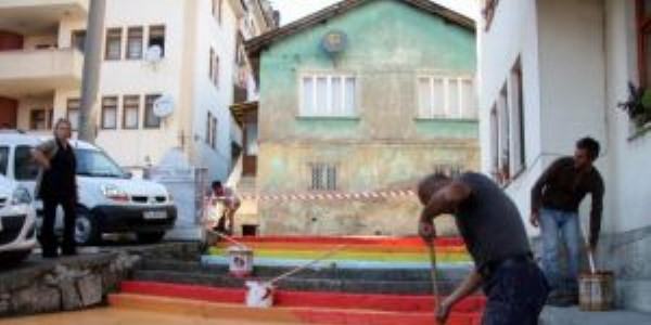 Bartn Belediyesi, merdivenleri gkkua renklerine boyad