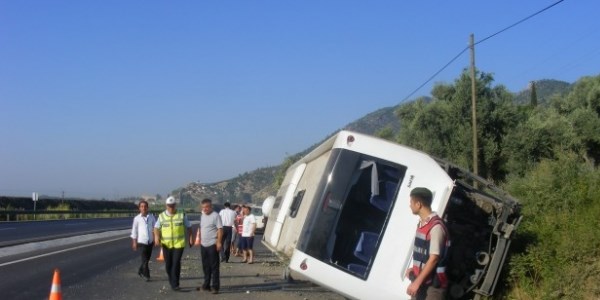 Manisa'da yolcu otobüsü devrildi: 46 yaralı
