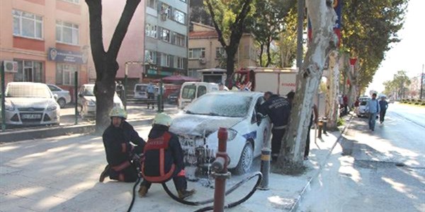 'Kötü muameleye uğradım' deyip polis otosunu yaktı/ Video