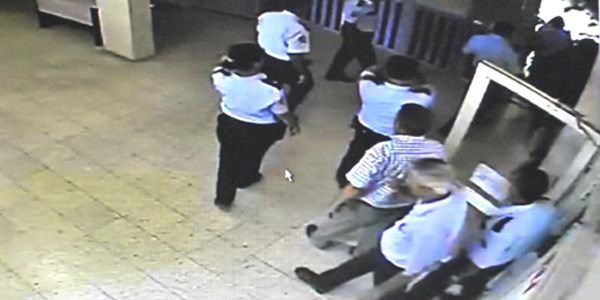 Polis karakoluna 'kumar' baskını/Video